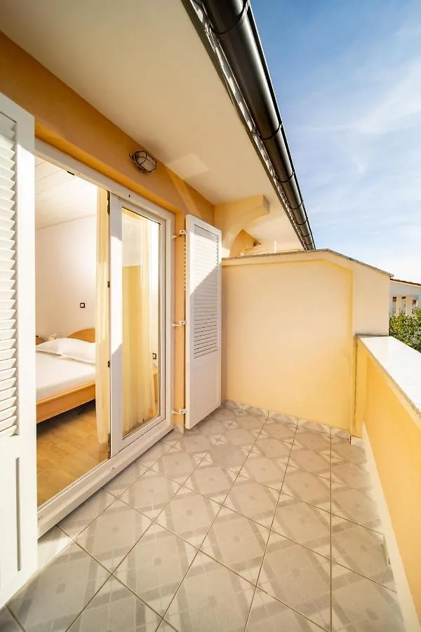 Apartments Rajska Plaza Lopar